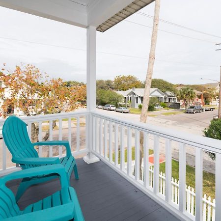 הוילה Beautiful Two-Story In Central Galveston, Short Walk To Beach, Near Downtown! | Seas The Breeze מראה חיצוני תמונה