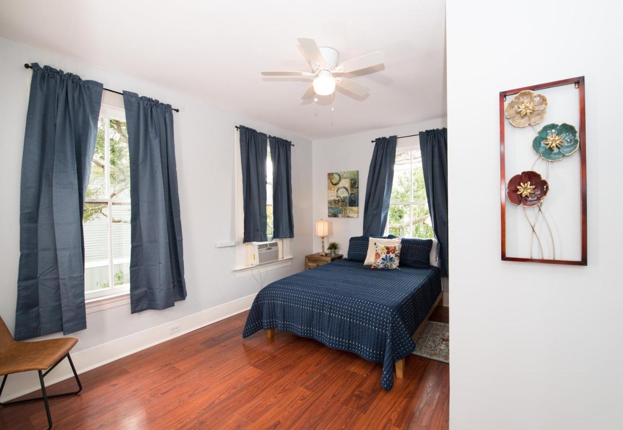 הוילה Beautiful Two-Story In Central Galveston, Short Walk To Beach, Near Downtown! | Seas The Breeze מראה חיצוני תמונה