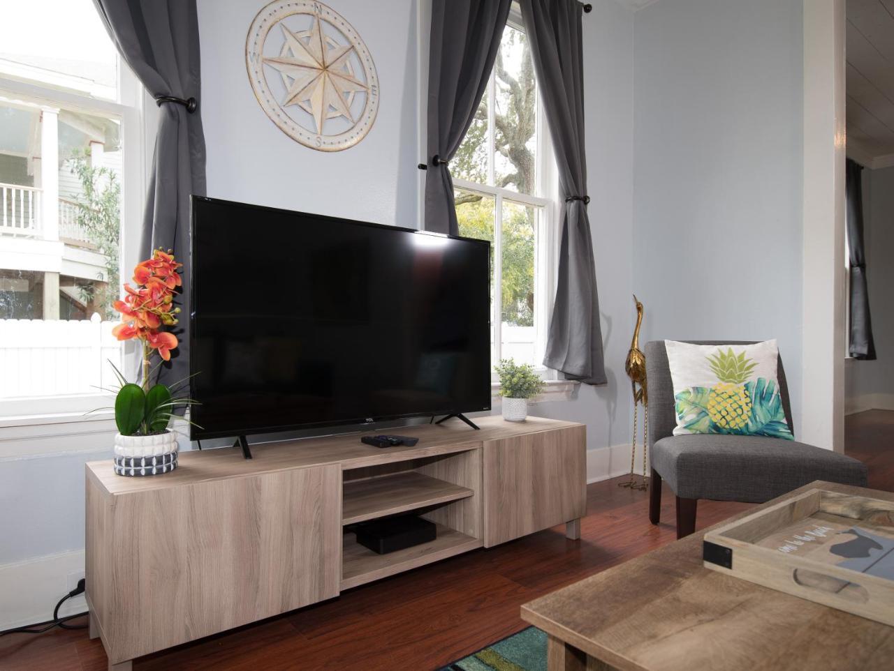 הוילה Beautiful Two-Story In Central Galveston, Short Walk To Beach, Near Downtown! | Seas The Breeze מראה חיצוני תמונה