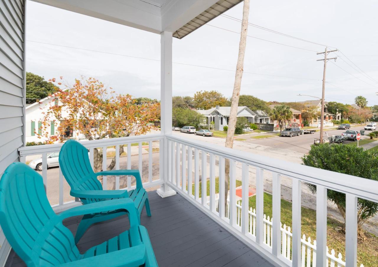 הוילה Beautiful Two-Story In Central Galveston, Short Walk To Beach, Near Downtown! | Seas The Breeze מראה חיצוני תמונה