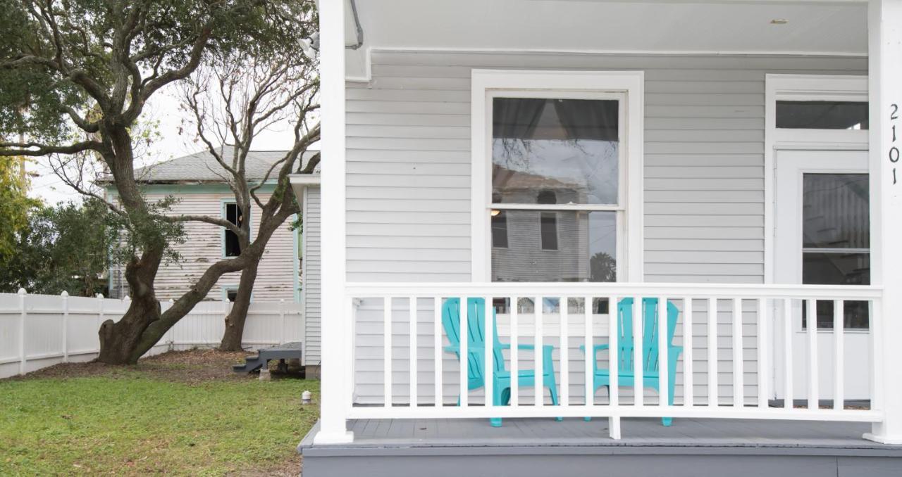 הוילה Beautiful Two-Story In Central Galveston, Short Walk To Beach, Near Downtown! | Seas The Breeze מראה חיצוני תמונה