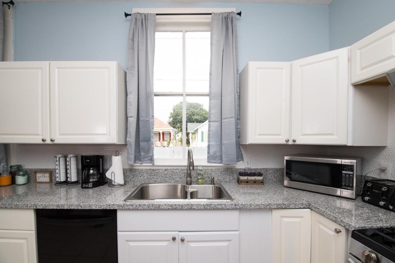 הוילה Beautiful Two-Story In Central Galveston, Short Walk To Beach, Near Downtown! | Seas The Breeze מראה חיצוני תמונה