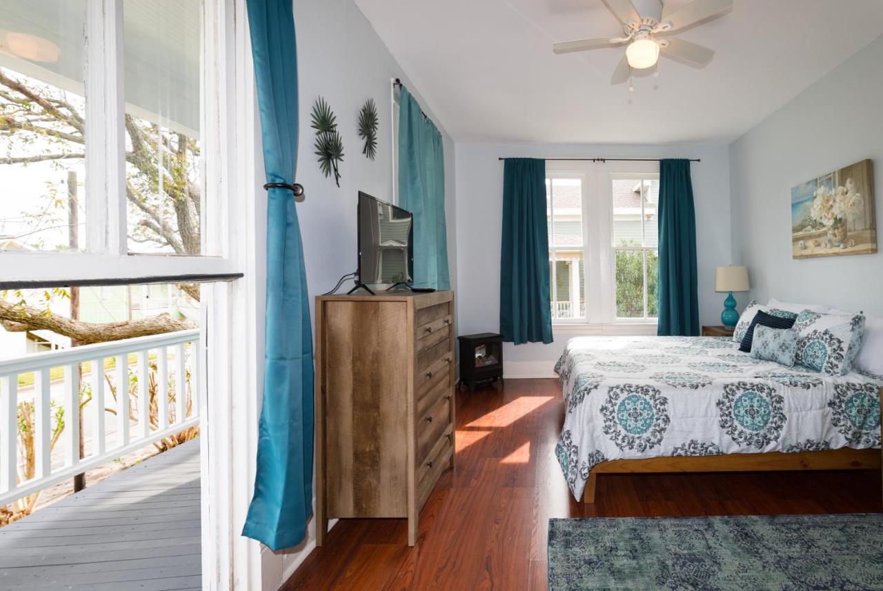 הוילה Beautiful Two-Story In Central Galveston, Short Walk To Beach, Near Downtown! | Seas The Breeze מראה חיצוני תמונה