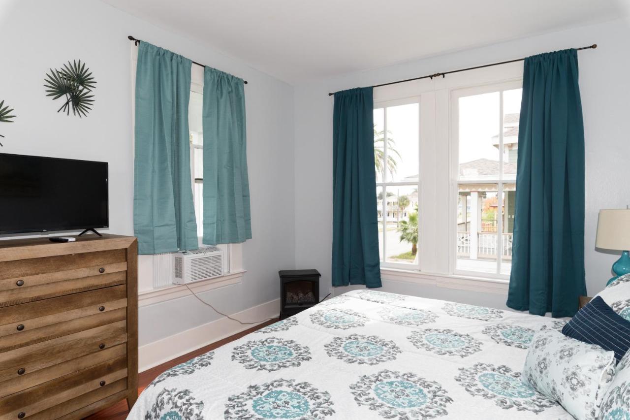 הוילה Beautiful Two-Story In Central Galveston, Short Walk To Beach, Near Downtown! | Seas The Breeze מראה חיצוני תמונה